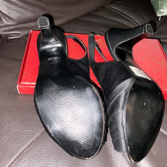 Dress barn black heel shoe - Picture 2 of 3